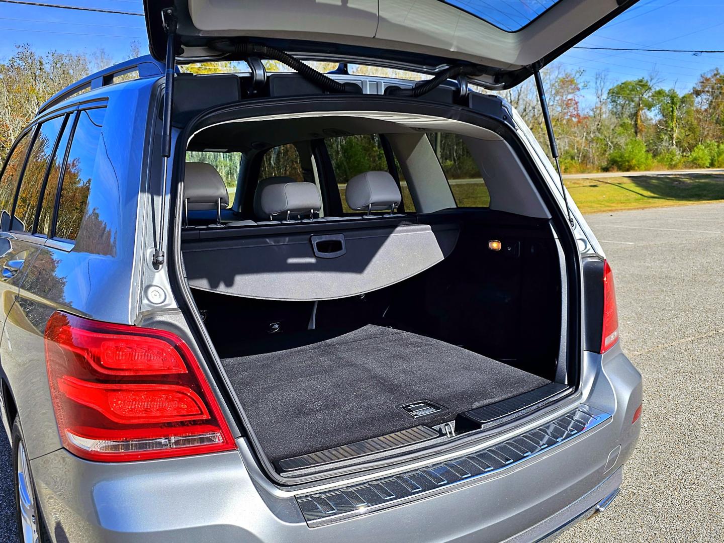 2013 Silver Mercedes-Benz GLK-Class GLK350 4MATIC (WDCGG8JB4DG) with an 3.5L V6 DOHC 24V engine, 7-Speed Automatic transmission, located at 18001 Kellogg Rd, Saucier, MS, 39574, (228) 832-1441, 39.421459, -76.641457 - Photo#18